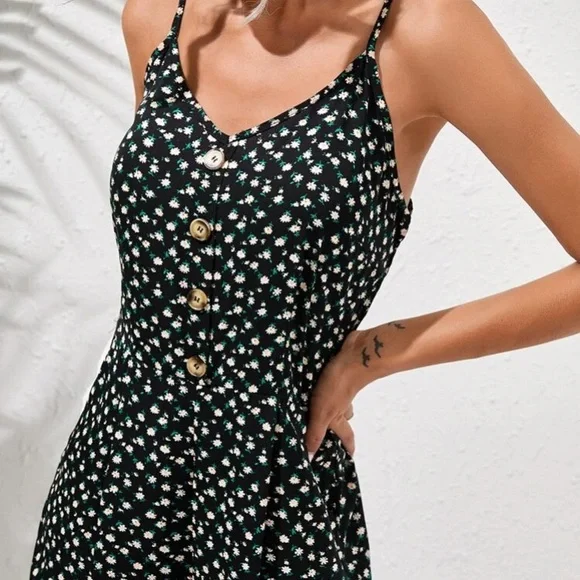 Black Floral Button-Front Sleeveless Jumpsuit in L - Picture 1 of 4